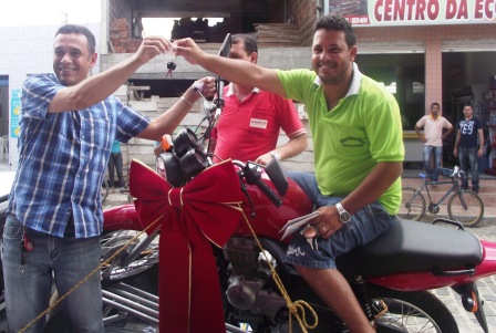 Gislei Macedo foi o ganhador da moto 0 Km