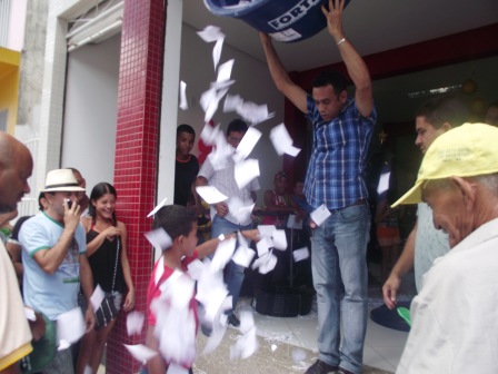 Sorteio foi realizado em frente à loja (Foto: Iguaí Mix)