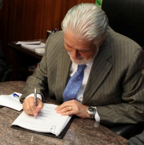 Jaques Wagner assina