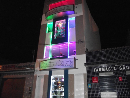 O comércio decorou as suas vitrines para o Natal(Foto: Iguaí Mix)