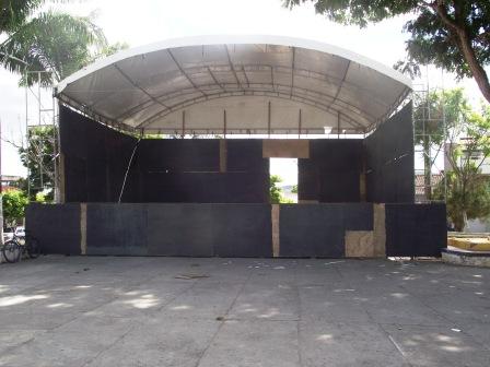 Palco já está sendo montado na Praça Manoel Novaes(Foto: Iguaí Mix)