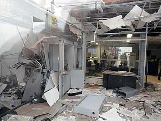 caixa de banco arrombado