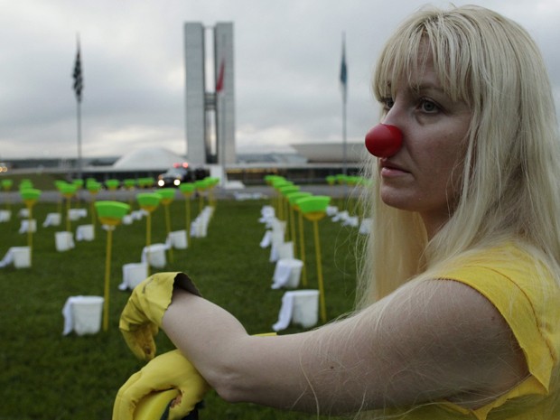 Manifestante protesta contra Renan Calheiros (Foto: Ueslei Marcelino/Reuters)