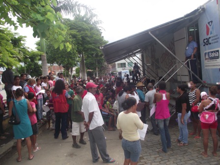 Multidão na Praça Monoel Novaes Para atendimento n o Sac Móvel (Foto: Iguaí Mix)