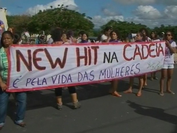 Protesto na chegada dos músicos da New Hit. (Foto: Imagens / TV Bahia)
