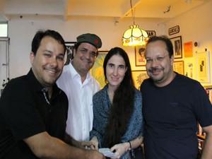 Yoani com feirenses que compraram passagenspara sua viagem ao Brasil (Foto: Divulgação)