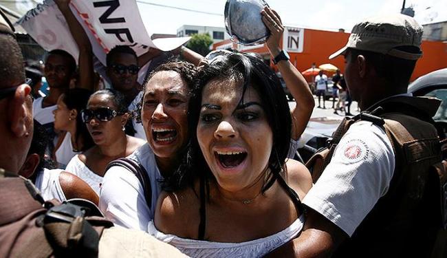 Parentes e amigos do taxista Pedro Augusto, morto por um PM em 2011, protestam em Simões Filho