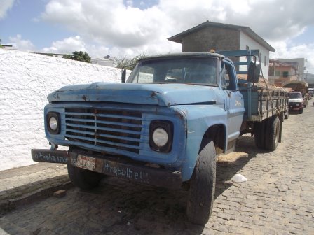 Caminhão está estacionado em frente à delegacia de Iguaí(Foto: Iguaí Mix)