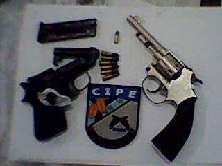 Armas apreendidas na boate(Foto: CIPE Cacaueira)