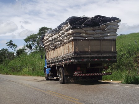 Caminhão continua quebrado no local há mais de duas semanas (Foto: Iguaí Mix)
