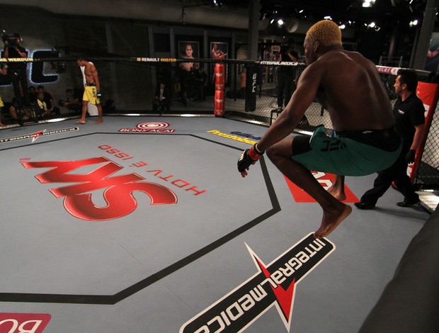 Patolino encara Thiago Marreta na primeira luta da noite (Foto: UFC)