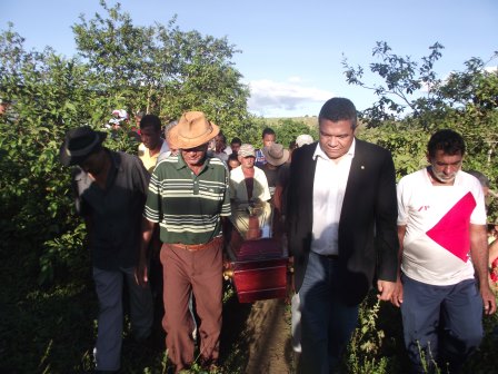 Deputado Valmir Assunção (à direita) carrega o caixão com o corpo de Fábio dos Santos Silva(Foto: Iguaí Mix)