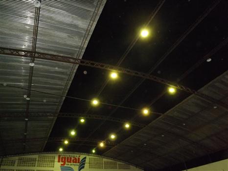 Cobertura sendo retirada do ginásio de esportes (Foto: Iguaí Mix)