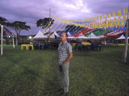 Doda Moraes verifica os últimos detalhes para a festa (Foto: Iguaí Mix)