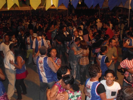 Diferentes gerações se divertiram ao som de Sandro & Rone (Foto: Iguaí Mix)