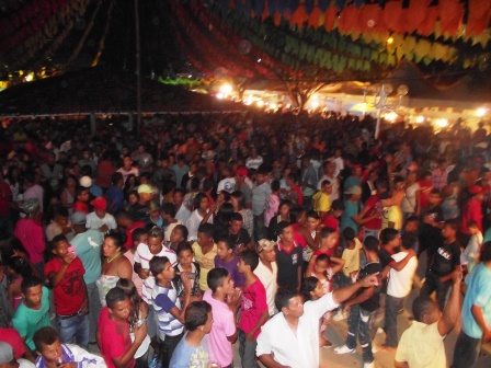 O público lotou a praça de Iguaibi (Foto: Iguaí Mix)