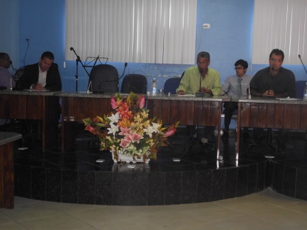 O presidente da Câmara, Osmário Rocha e o primeiro secretário  Welton Amado, juntos assinaram um documento que promulga a lei (Foto: Iguaí Mix)