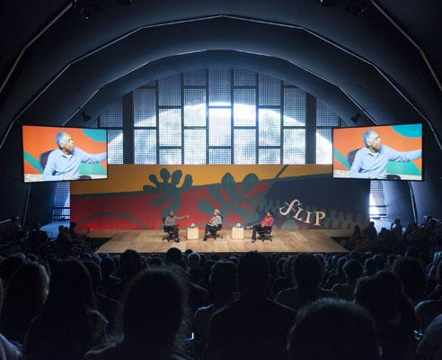 Gilberto Gil e Marina de Mello e Souza (Foto: Ascom / FLIP)