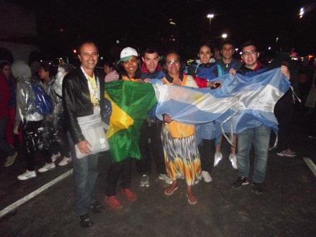 Iguaienses se confraternizam com Argentinos na JMJ (Foto: Iguaí Mix)