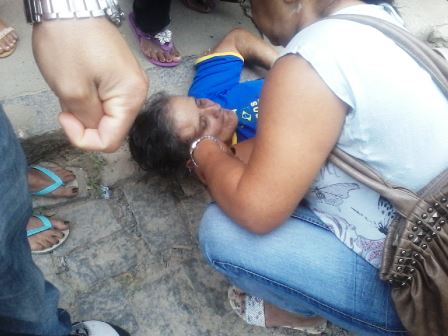 Moradores tentam ajudar a vítima no momento do acidente.