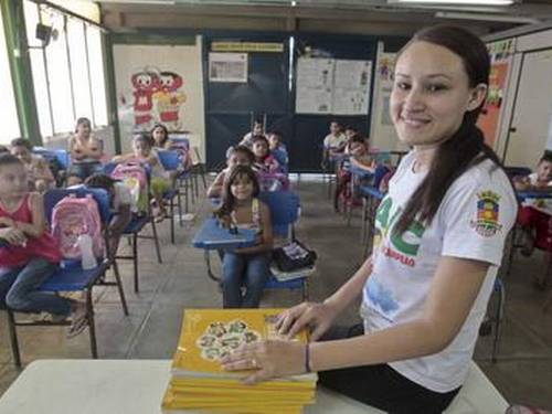 Camila Farias do Monte, de 23 anos, é professora exemplar em Sobral, Ceará, cidade apontada como modelo na eficiência de gastos em Educação (Foto: Agência O GLOBO)