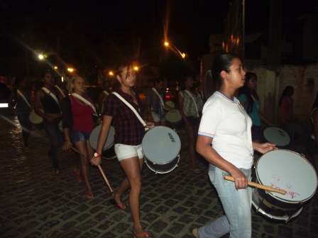 Estudantes ensaiam para o desfile cívico (Foto: Iguaí Mix)
