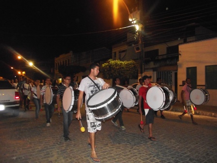 Banda Marcial ensaia pelas ruas da cidade (Foto: Iguaí Mix)