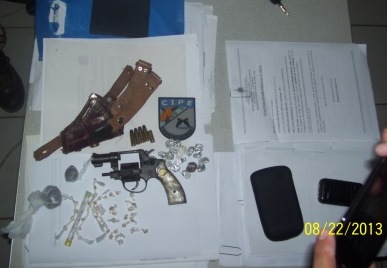 Drogas e arma apreendida (Foto: CIPE) 