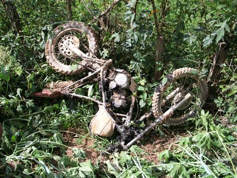 Moto ficou totalmente destruída pelo fogo (Foto: Luan Soares)