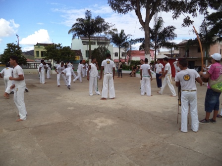 Antes da oficina o grupo assistiu uma palestra falando sobre capoeira (Foto: Iguaí Mix)