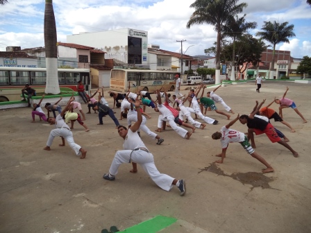Oficina de Capoeira na Praça Manoel Novaes (Foto: Iguaí Mix