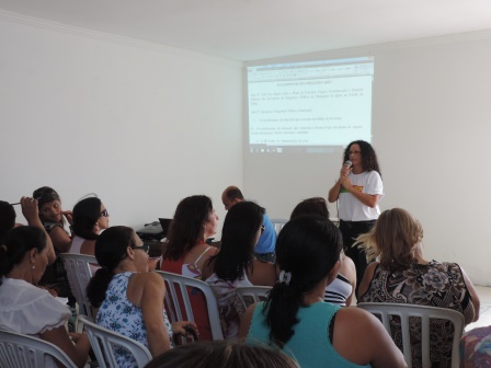 Rosânia Vieira, diretora da APLB, coordenou a reunião (Foto: Iguaí Mix)