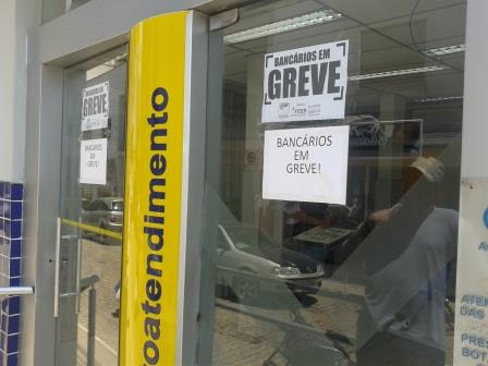 Agência do Banco do Brasil continua fechada  (Foto: Iguaí Mix)