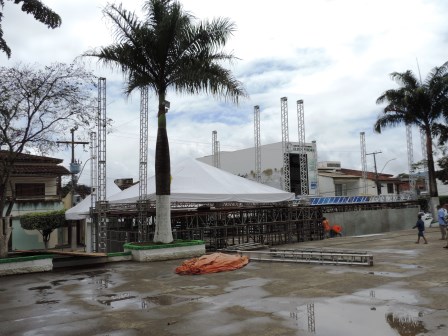 Palco está quase pronto para a festa (Foto: Iguaí Mix)