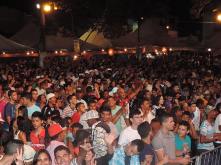O público agitou a praça na primeira noite de shows (Foto: Iguaí Mix)