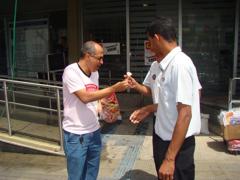 Bancários distribuem pirulitos em Vitória da Conquista (Foto: Ascom / SEEB)