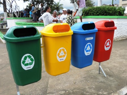 lixeiras ecológicas incentiva a reciclagem (Foto: Iguaí Mix)