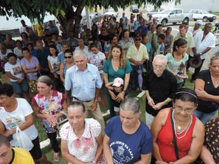 Fiéis participam da Missa de Finados (Foto: Iguaí Mix)