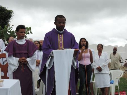 Pe. André Costa presidiu a celebração do Dia de Finados (Foto: Iguaí Mix)