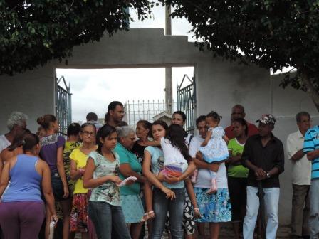 Familiares de falecidos compareceram ao cemitério local (Foto: Iguaí Mix)