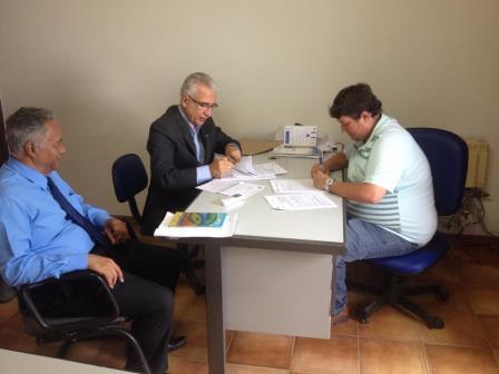 Prefeito Murilo Veiga e representantes da Caixa,  durante assinatura de contratos (Foto: PMI)