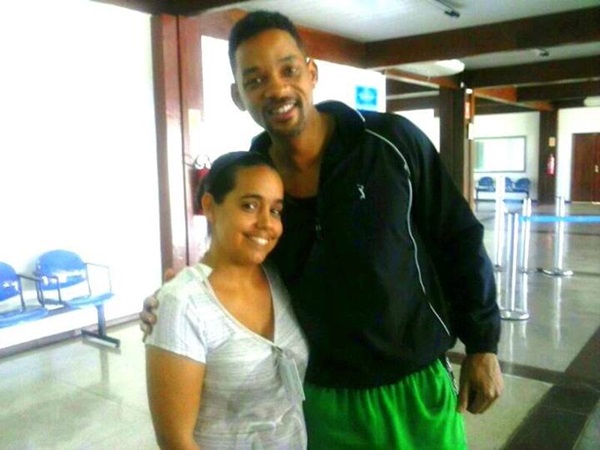 Will Smith posou ao lado de fãs no aeroporto de Porto Seguro (Foto: Rodrigo Hadja)