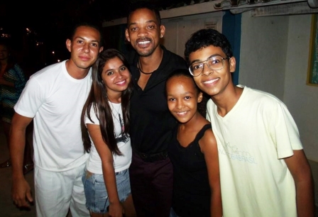 Will Smith posa com fãs (Foto: Iguaí Mix)