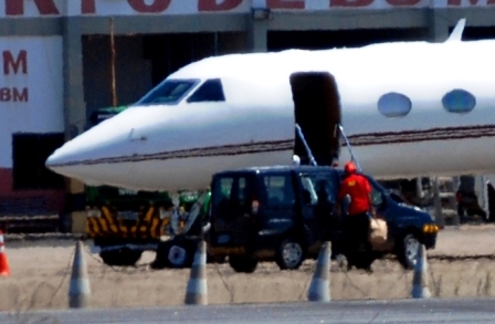 Will Smith no aeroporto de Porto Seguro (Foto: Iguaí Mix)