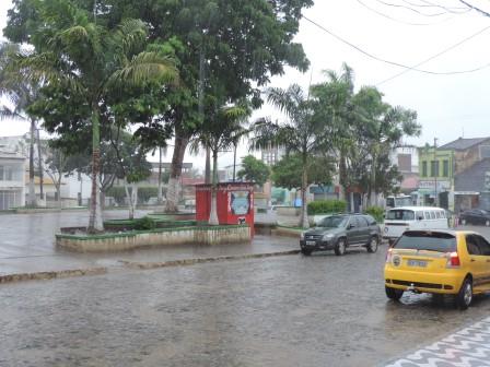 Chuva sob trovões em Iguaí (Foto: Iguaí Mix)