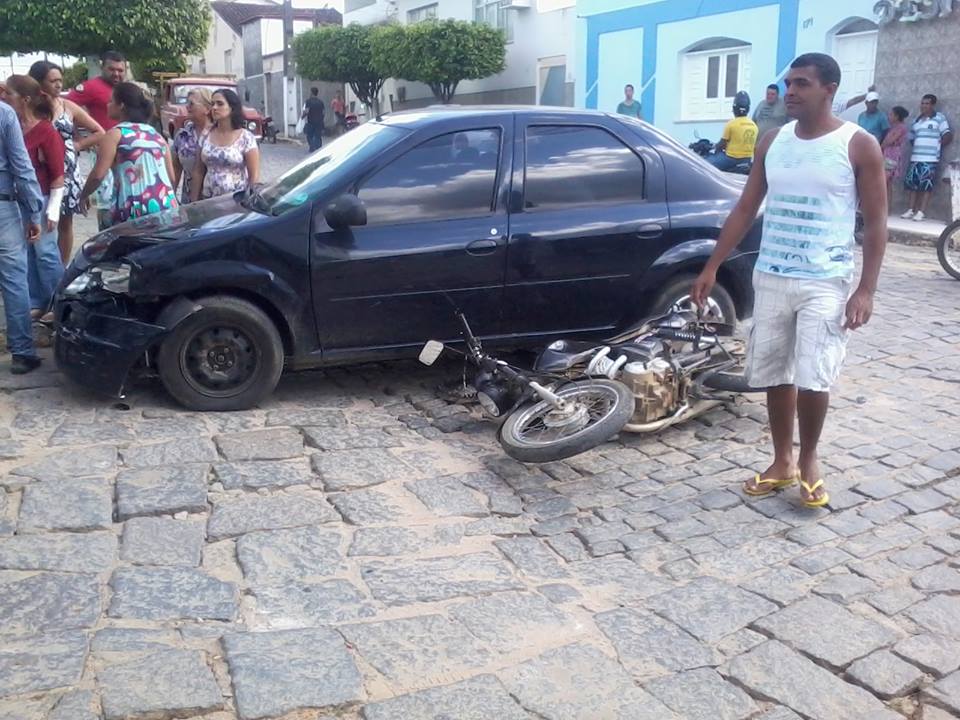 Colisão entre motos atraiu curiosos (Foto: Luan Soares)