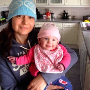 (Foto:Reprodução/Facebook/Emma Sansbury) Menina está com um ano e é saudável