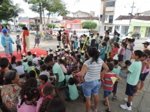 Alunos foram às ruas e praças no Dia do Circo (Foto: Iguaí MIx)