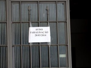 Aviso no fórum de Iguaí alertava para a paralisação (Foto: Iguaí Mix)