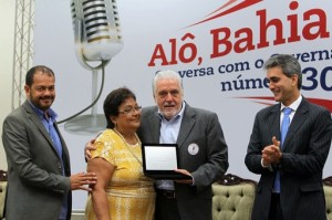 Governador homenageia Isaura Maria (Foto: Manu Dias/GOVBA)
